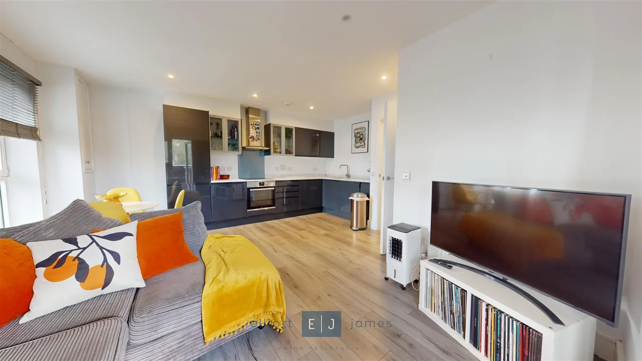 High Road, Loughton, IG10, photo 3