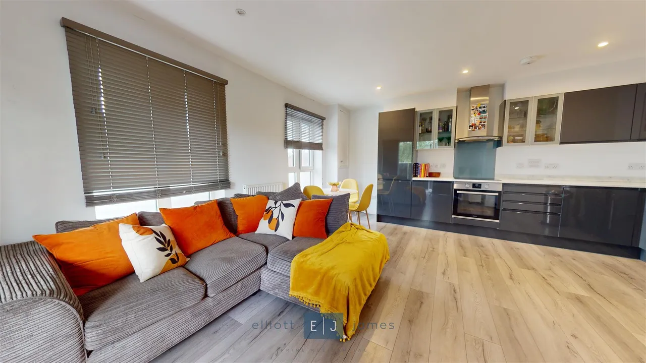 High Road, Loughton, IG10, photo 2