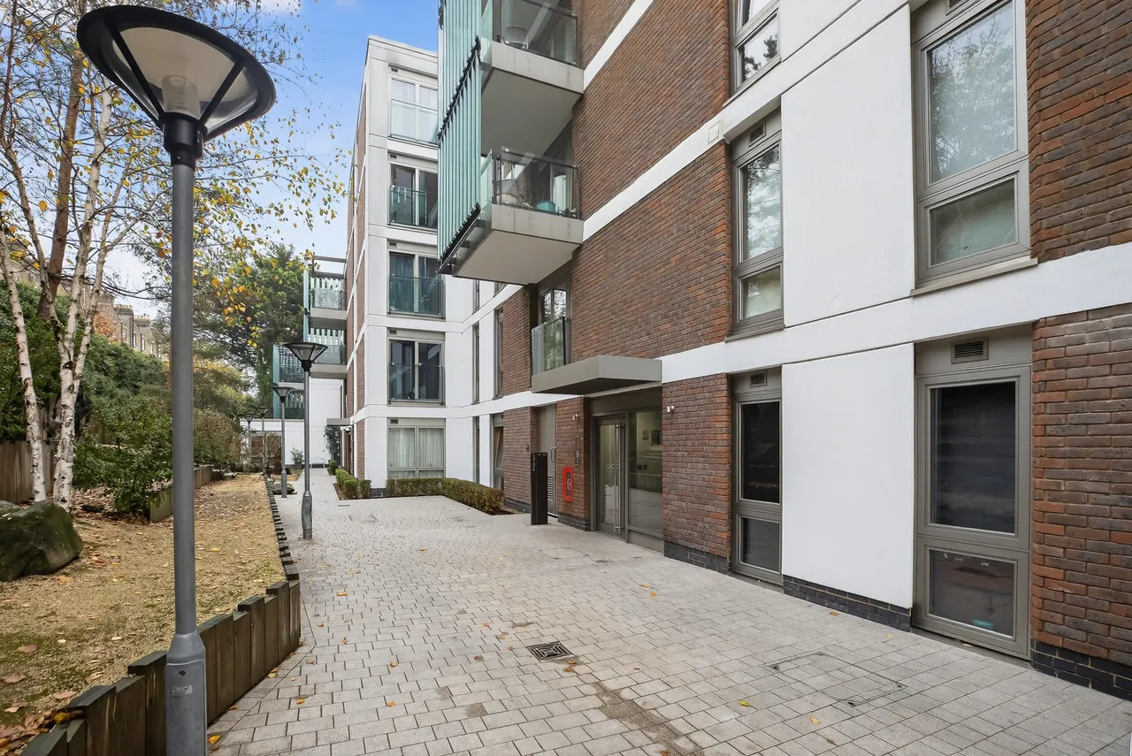Wingate Square, London, SW4, photo 17
