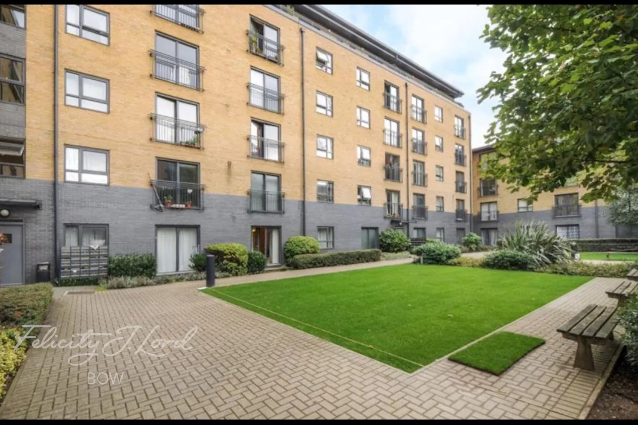 2 bed flat to rent, Capulet Square, E3