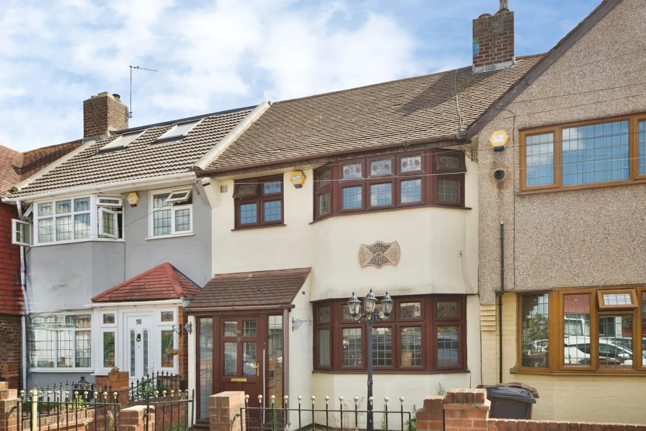 3 bed house for sale — Sedgemoor Drive, Dagenham, RM10