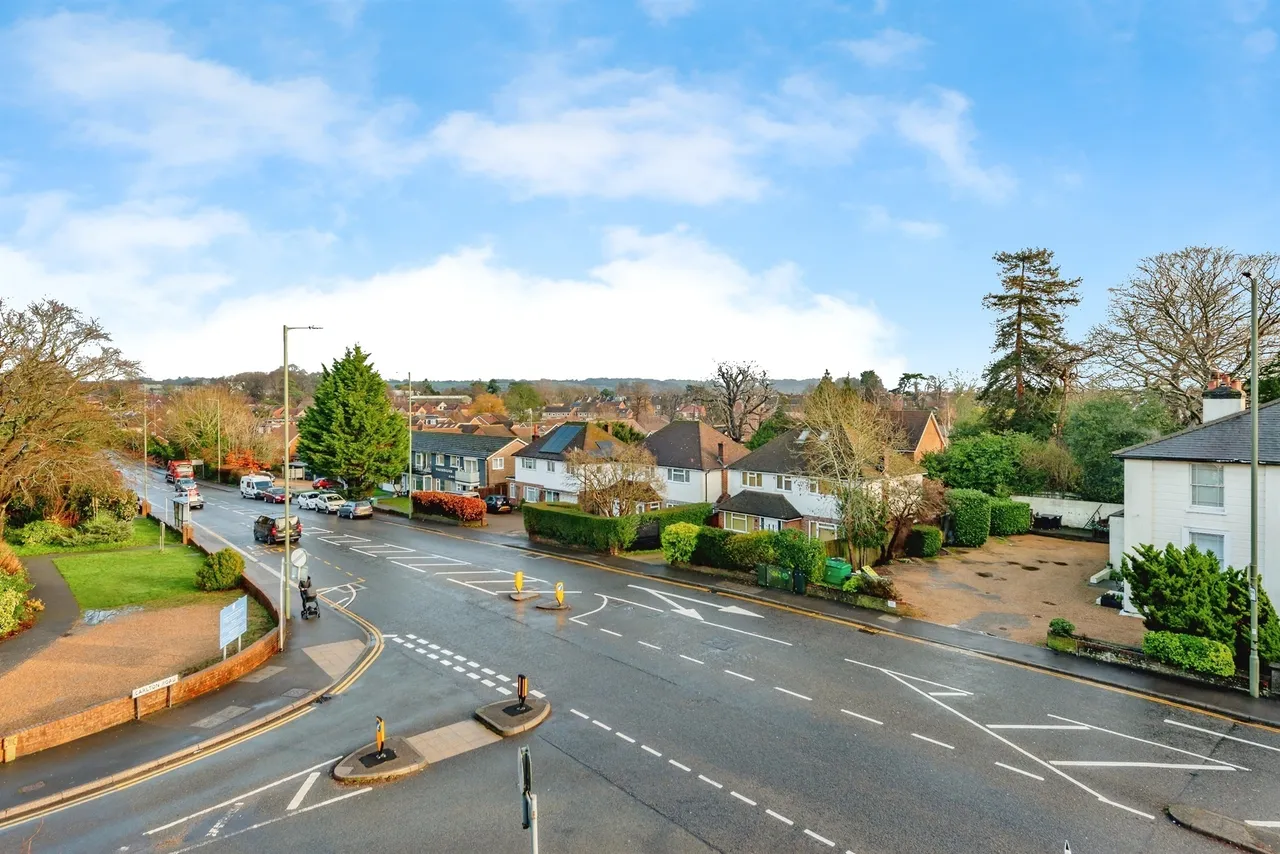 Carlton Road, Redhill, photo 6