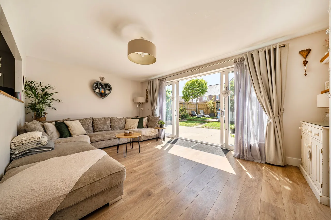 3 bed property for sale, Chestnut Drive, Thakeham, RH20