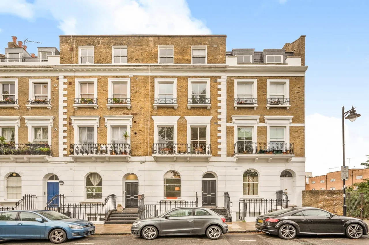 2 bed flat for sale, Arundel Square, Islington, N7