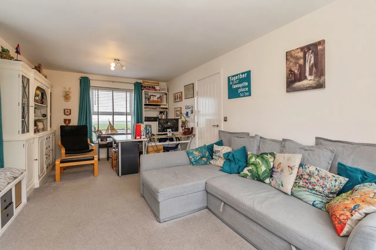 Paddocks Close, ROCHFORD, Essex, SS4, photo 2