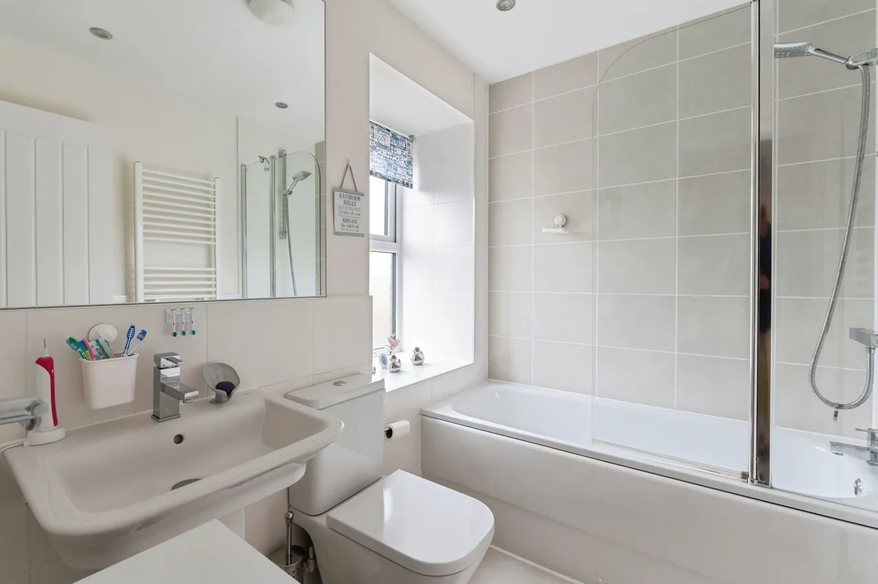 Paddocks Close, ROCHFORD, Essex, SS4, photo 15