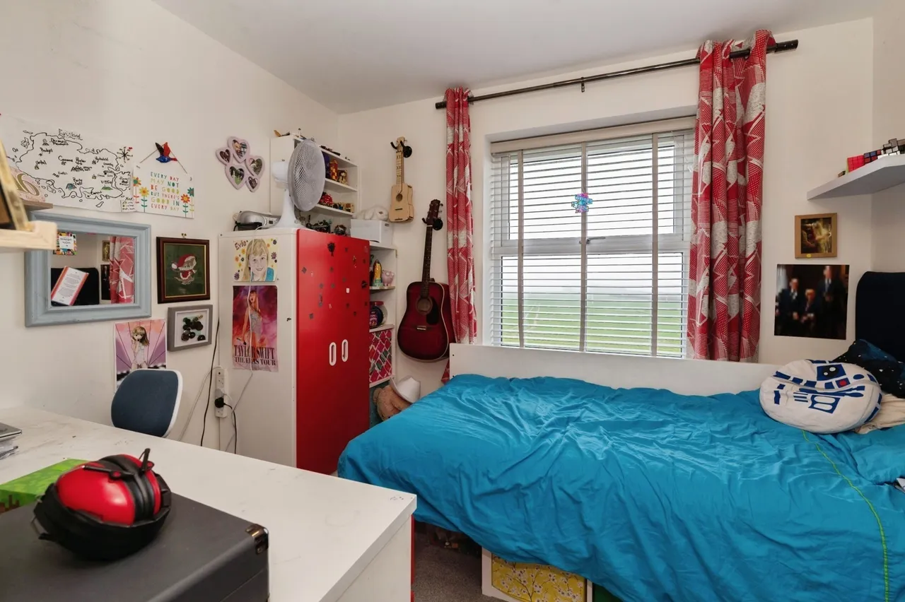 Paddocks Close, ROCHFORD, Essex, SS4, photo 8