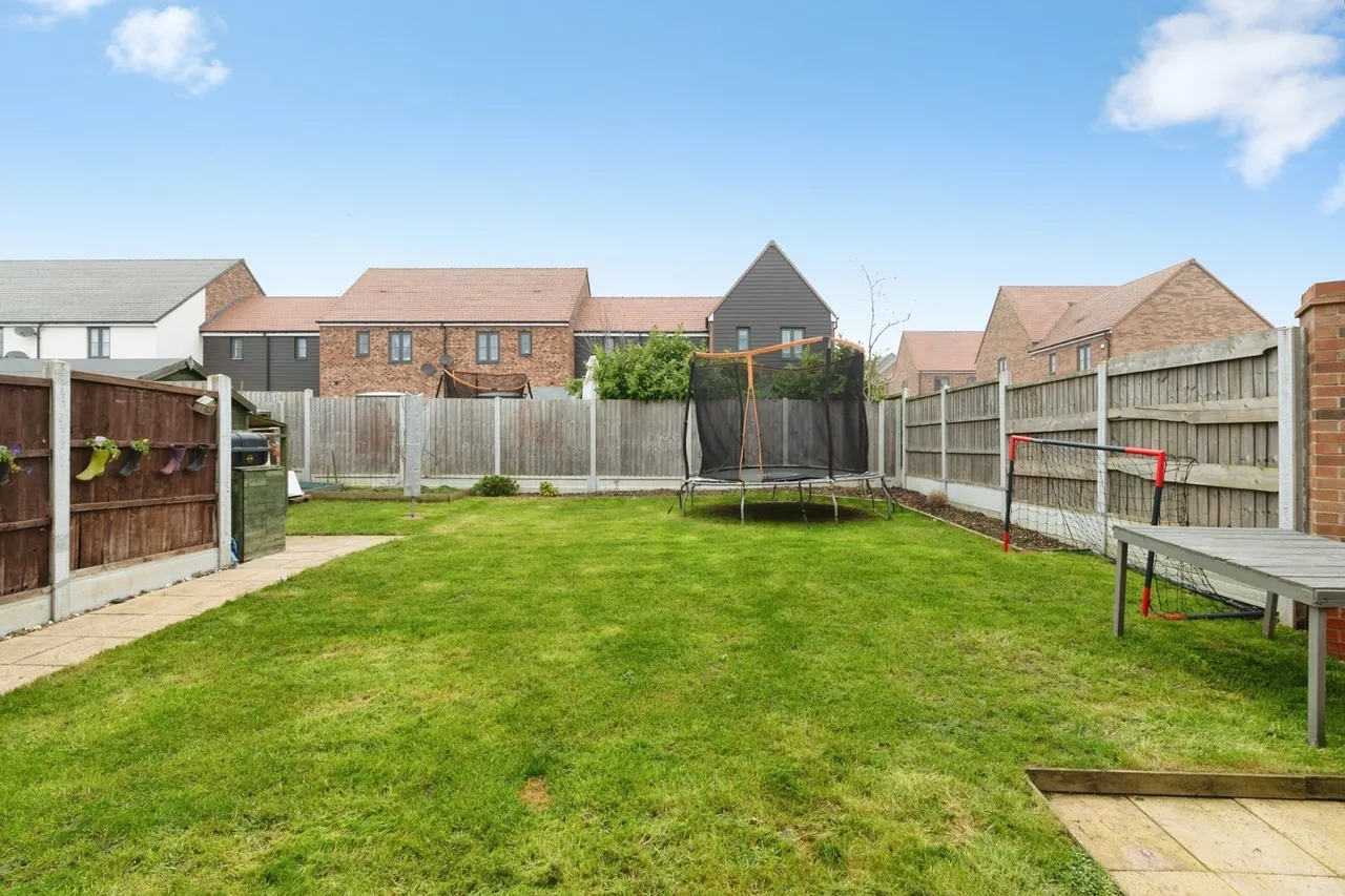 Paddocks Close, ROCHFORD, Essex, SS4, photo 11