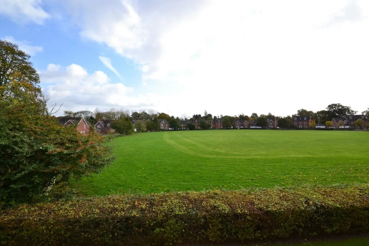 Wade Court, Hatherley, photo 9