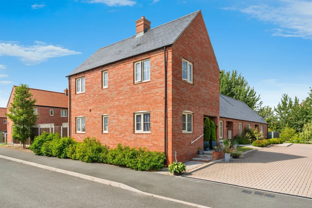 2 bed house for sale, Gilberts Field, North Muskham, NG23