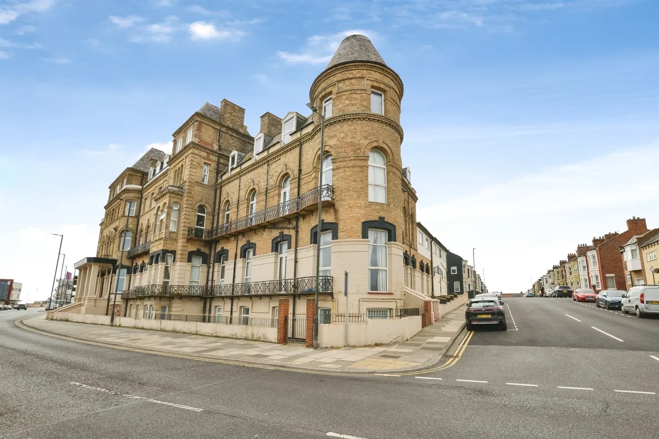 3 bed flat for sale — Newcomen Terrace, Redcar