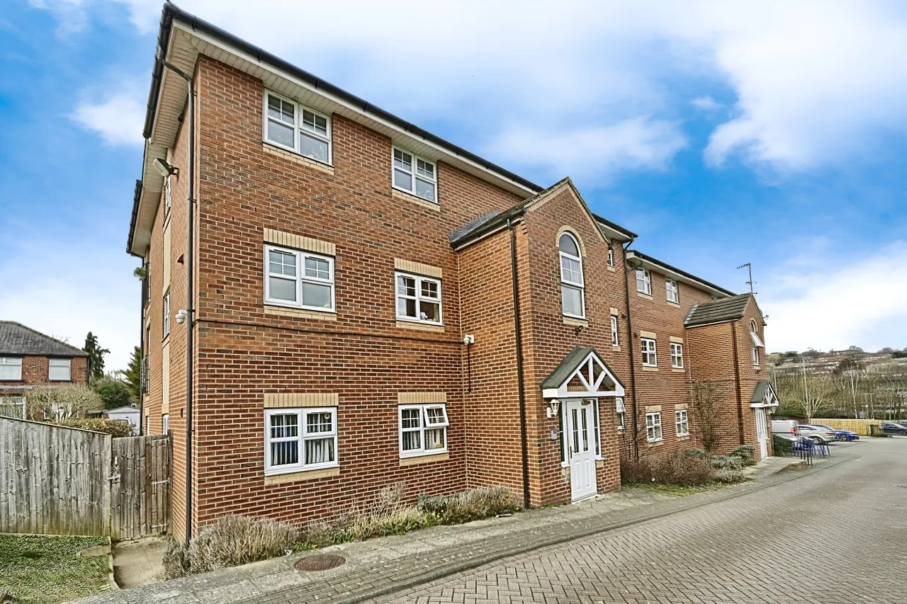 2 bed flat for sale — Farnley Crescent, Leeds, West Yorkshire, LS12