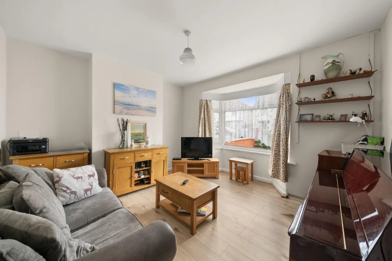 Shelley Crescent, Southall, UB1, photo 2