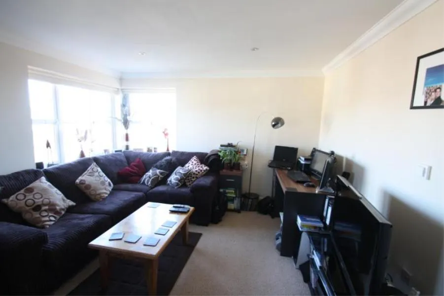 Tudor Court, Woking, GU21, photo 2