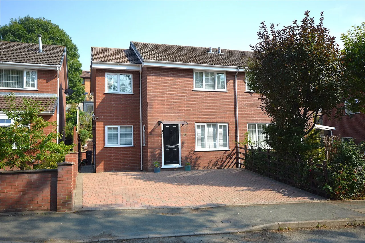 3 bed house for sale, Sycamore Drive, Newtown