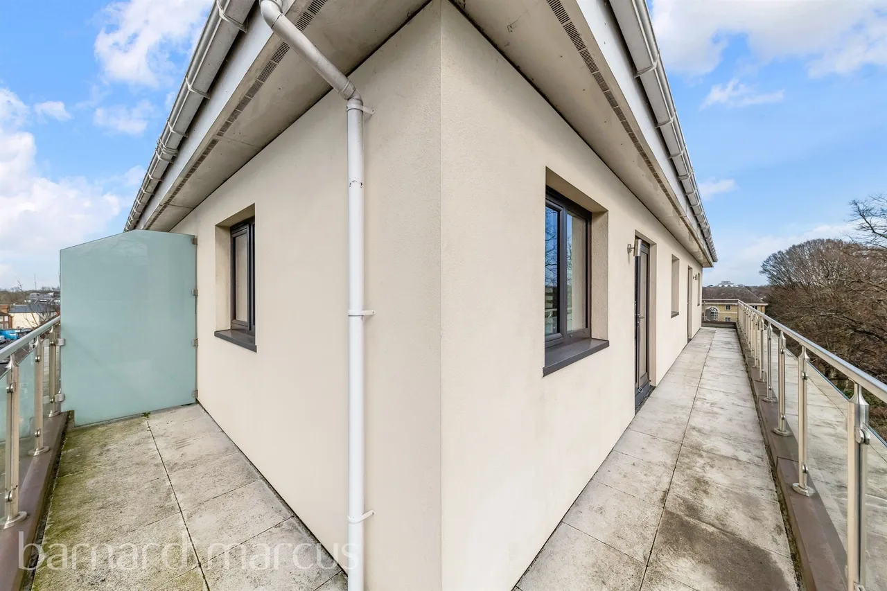 South Street, Epsom, KT18, photo 13