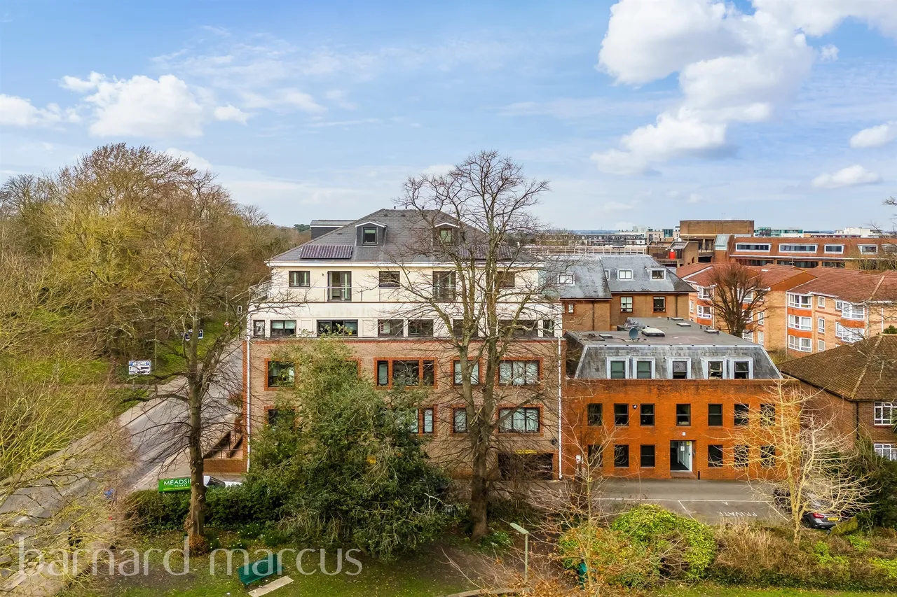2 bed flat for sale, South Street, Epsom, KT18