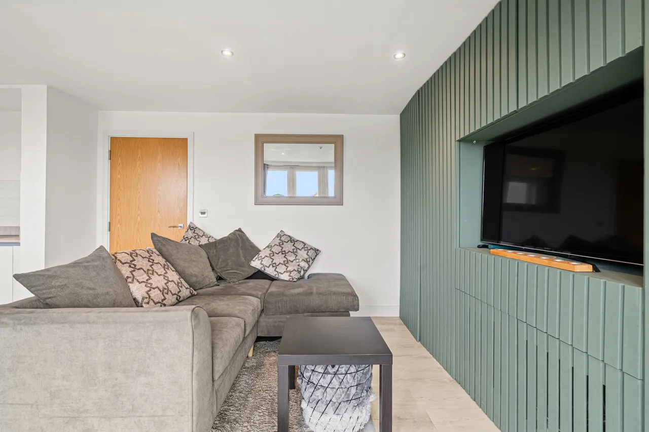 2 bed flat for sale, Hawker Drive, Addlestone, KT15