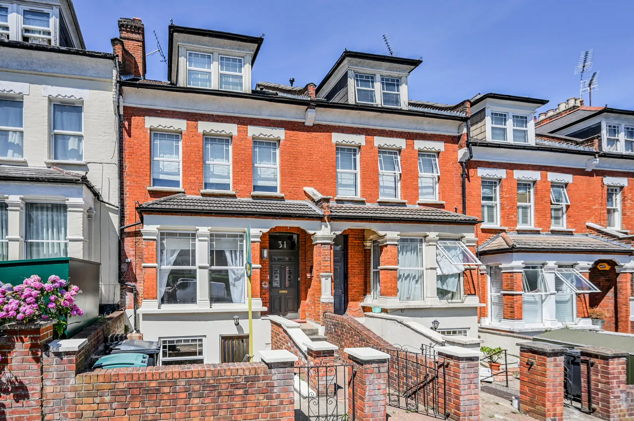 2 bed flat for sale — 31a Glebe Road, London