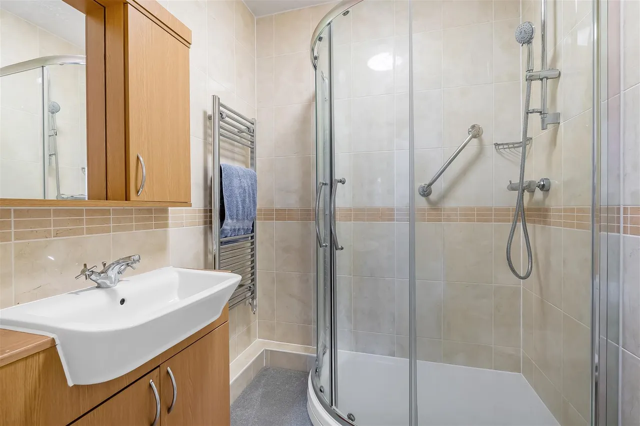Kingston Avenue, Leatherhead, KT22, photo 7