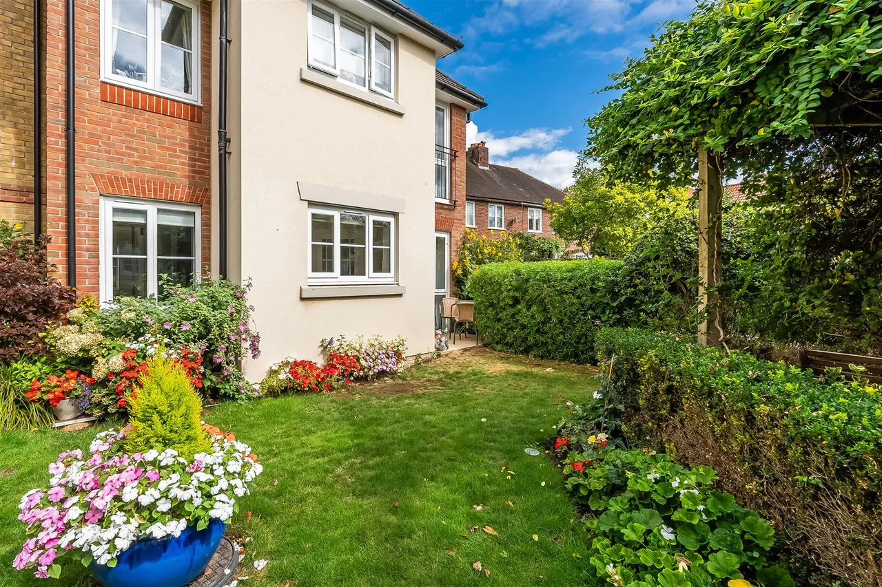 Kingston Avenue, Leatherhead, KT22, photo 3