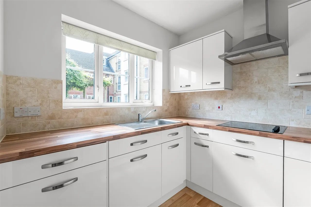 Kingston Avenue, Leatherhead, KT22, photo 5