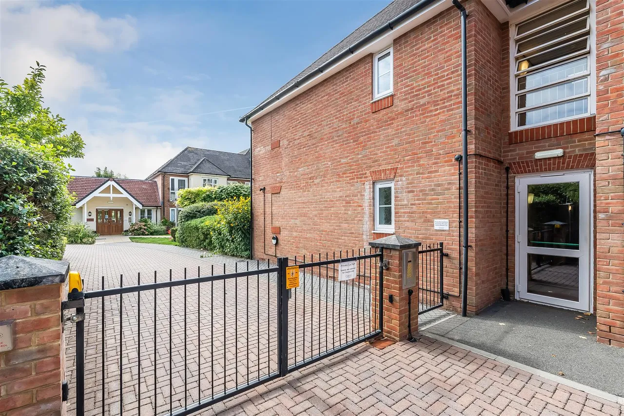 Kingston Avenue, Leatherhead, KT22, photo 9