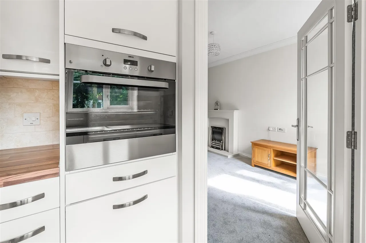 Kingston Avenue, Leatherhead, KT22, photo 6