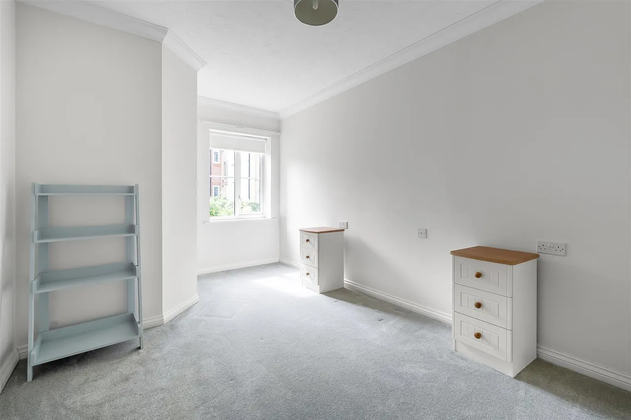 Kingston Avenue, Leatherhead, KT22, photo 8