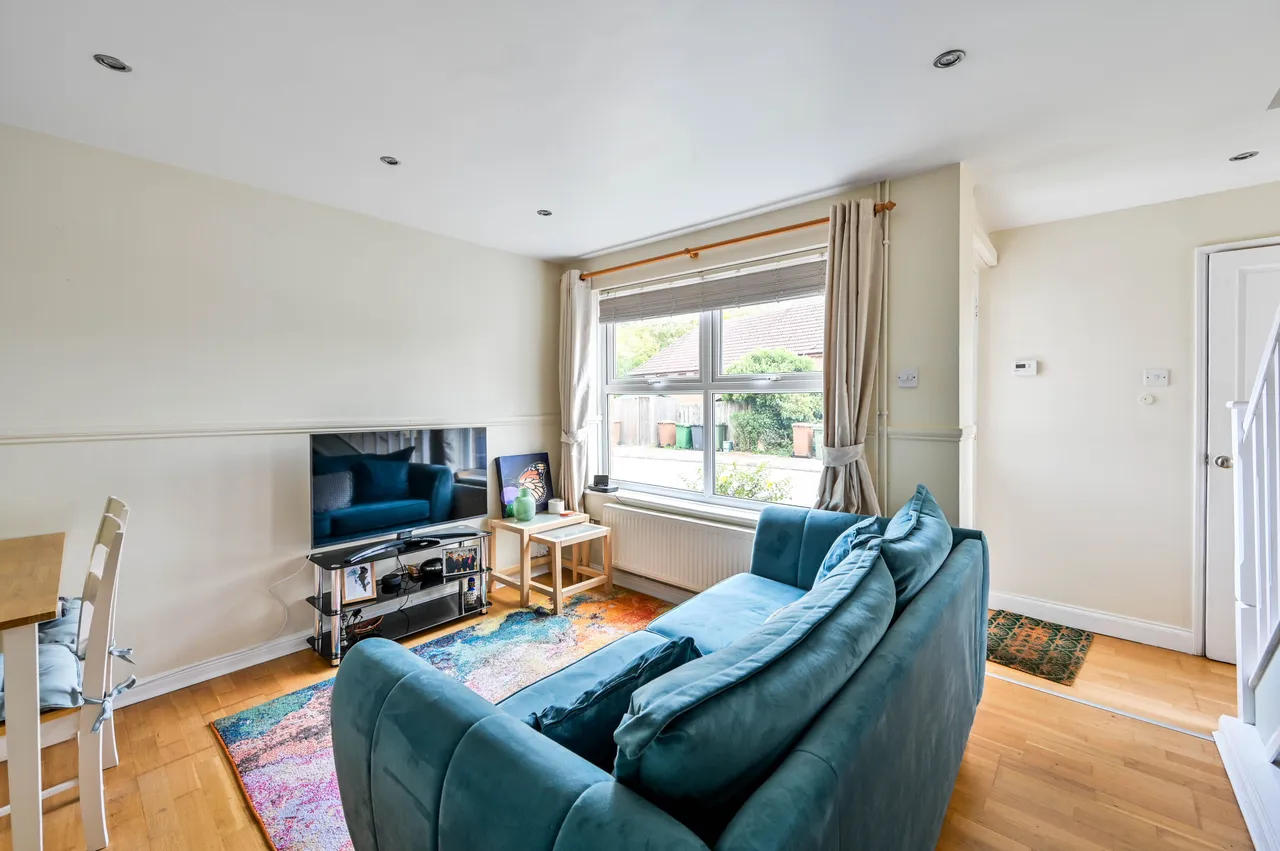59 Badger Close, Guildford, photo 2