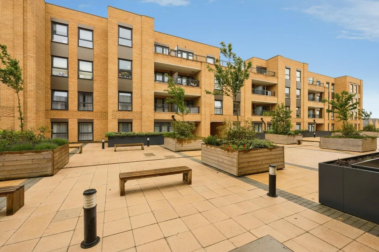 2 bed flat for sale, London Road, Wallington, SM6
