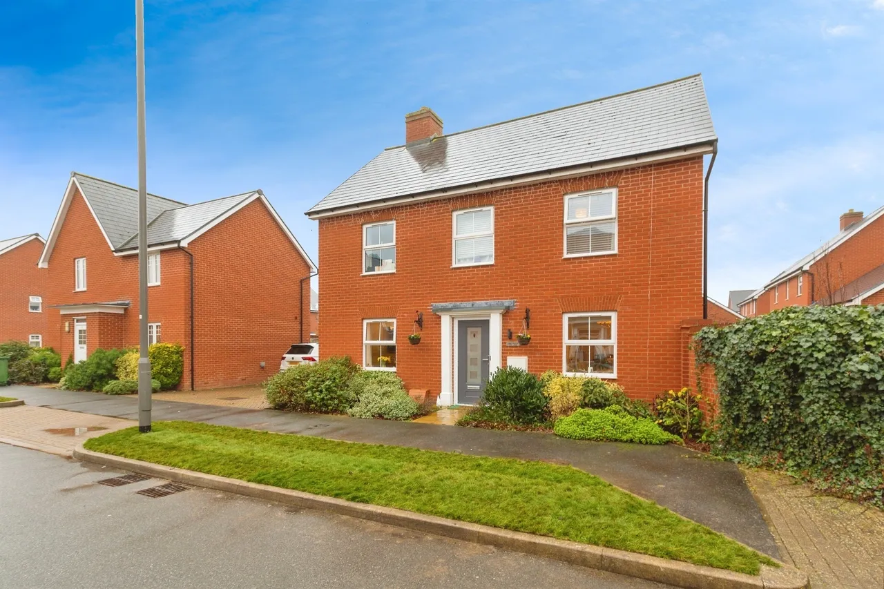 4 bed house for sale — Maybrick Road, Broughton, Aylesbury