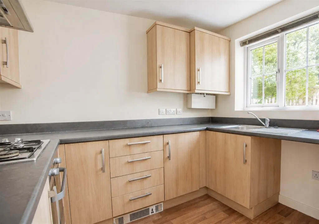Holdenby Drive, Priors Hall Park, photo 4
