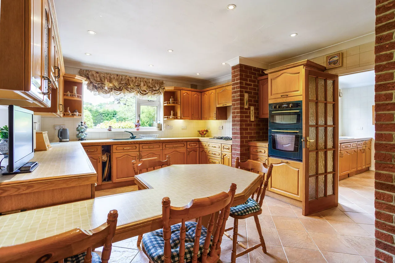 Crawley Road, Horsham, RH12, photo 5