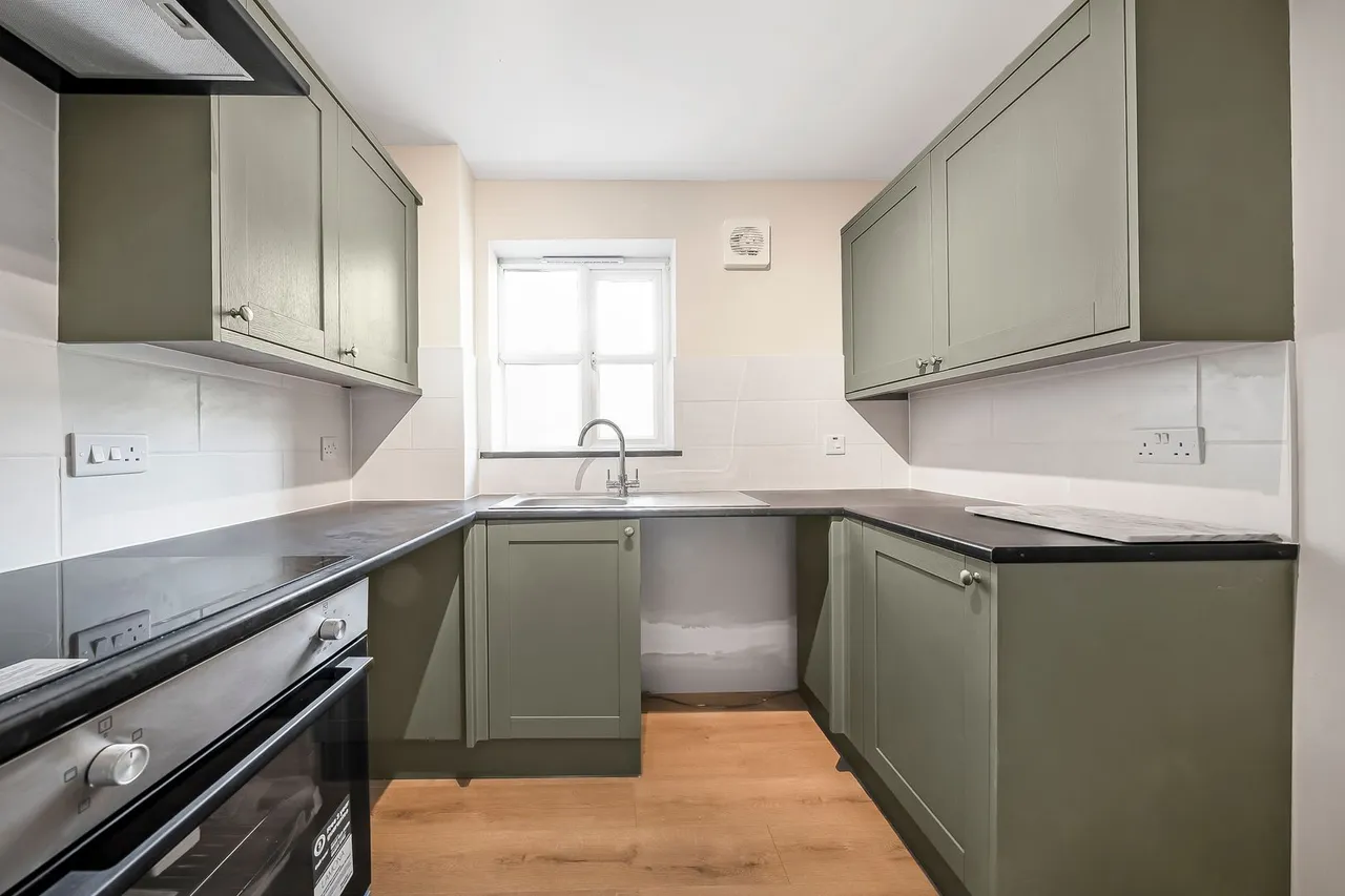 Redford Close, Feltham, TW13, photo 5