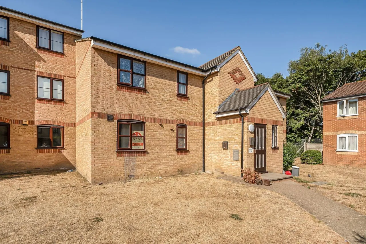 2 bed flat for sale, Redford Close, Feltham, TW13