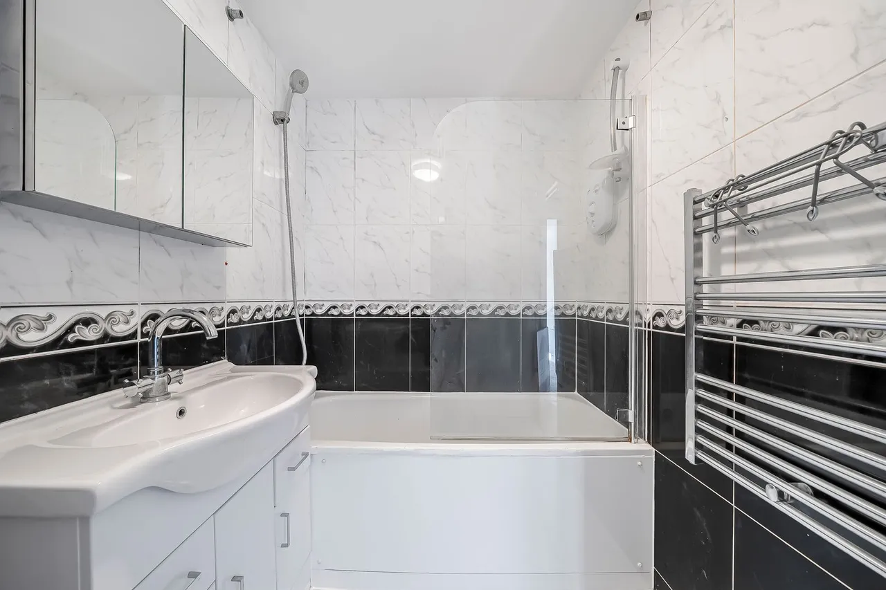 Redford Close, Feltham, TW13, photo 16
