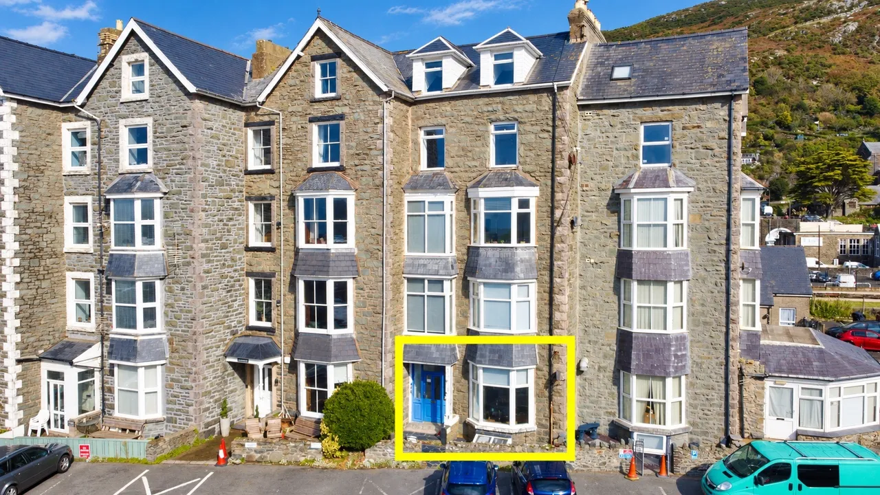 3 bed flat for sale, Greenfields Marine Parade, Barmouth, LL42