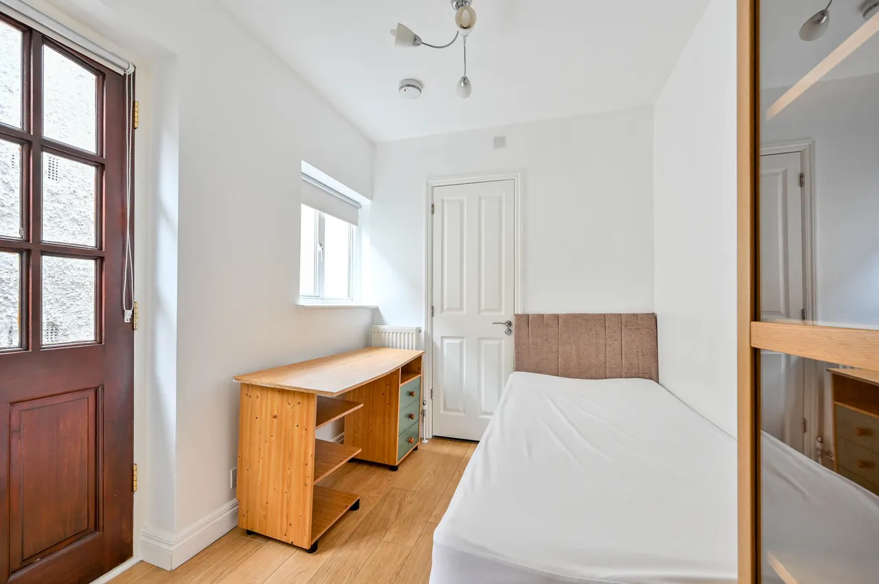 3 Aldershot Road, Guildford, photo 11