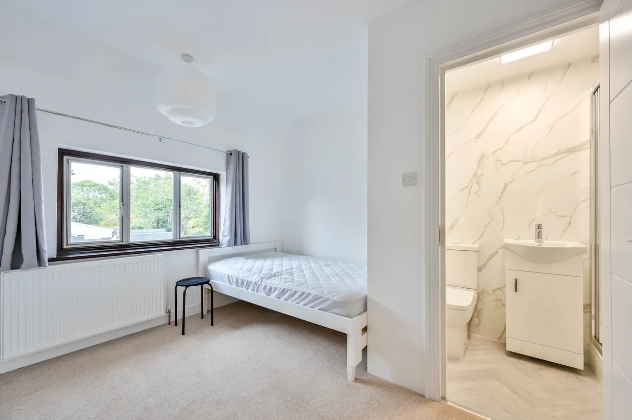 3 Aldershot Road, Guildford, photo 8