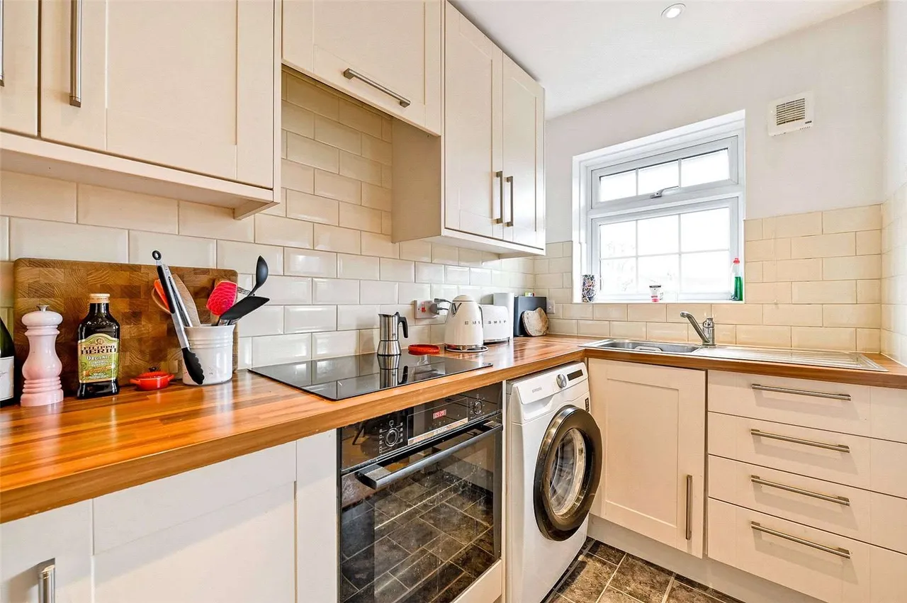 Horseshoe Crescent, Beaconsfield, Buckinghamshire, HP9 1LJ, photo 6