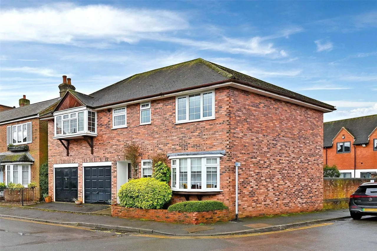 1 bed flat for sale — Horseshoe Crescent, Beaconsfield, Buckinghamshire, HP9 1LJ