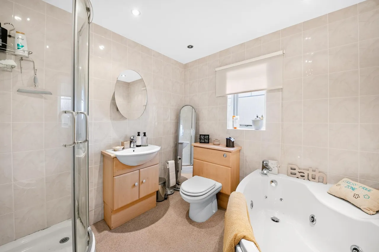 Glen Court, Castleford, WF10, photo 16