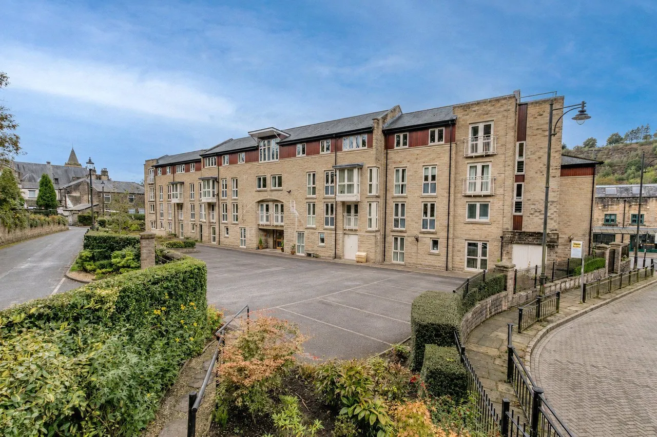1 bed flat for sale, High Street, Uppermill, OL3