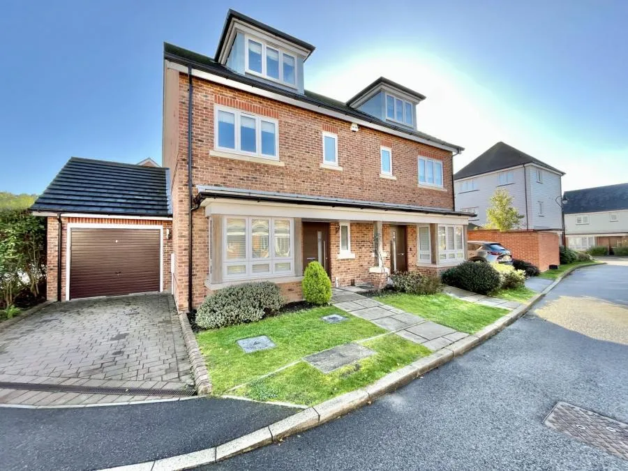 3 bed house for sale, Teaseltun, Fleet, GU51