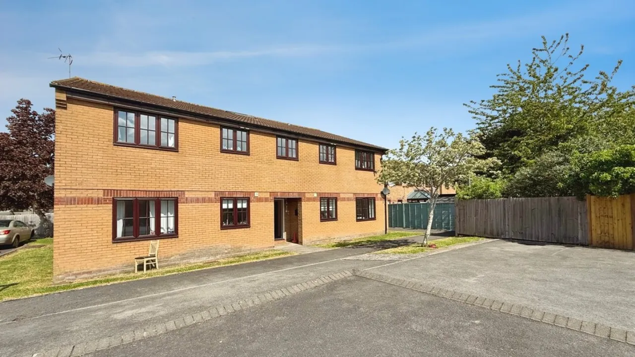 2 bed flat for sale — Wessex Walk, Westbury