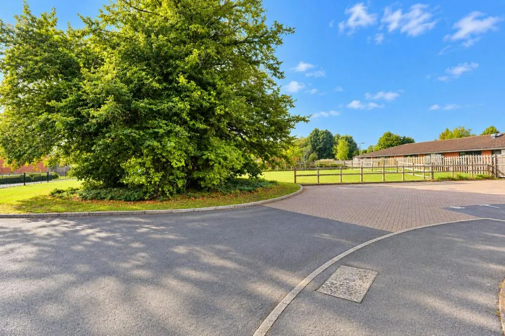 Neville Duke Way, Tangmere, PO20, photo 4