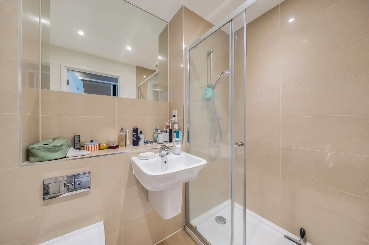 Baltic Avenue, Brentford, TW8, photo 14