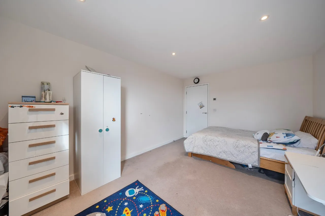 Baltic Avenue, Brentford, TW8, photo 11