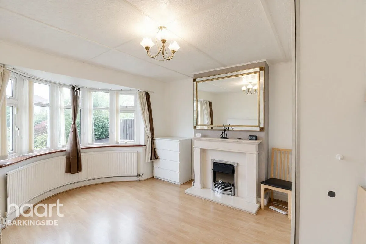 Ashley Avenue, Barkingde, IG6, photo 2